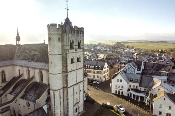 Blick auf Münstermaifeld mit Stiftskirche, © Eifel Tourismus GmbH, D. Ketz