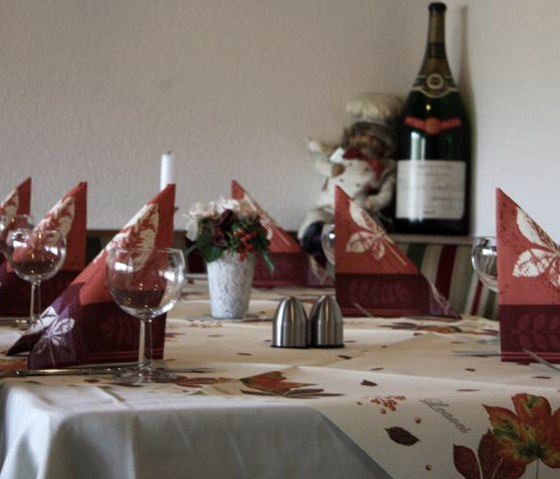 Salle de restaurant, © Nordeifel Tourismus GmbH & Garni Hotel Haus Salzberg