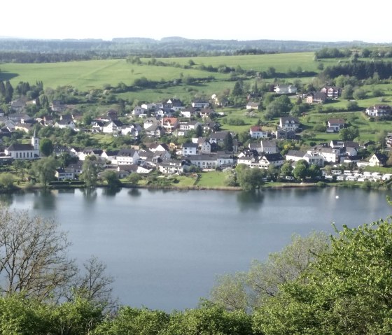 Maar mit Maarbad und Bootsverleih (rechts)