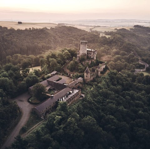 Sonnenaufgangsstimmung an der Burg Pyrmont, © Schieferland Kaisersesch