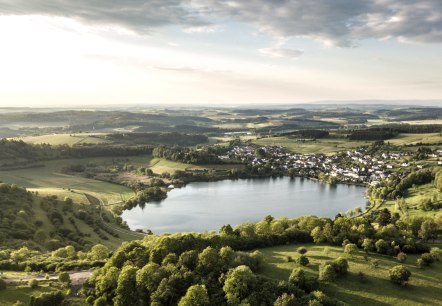 Sonnenaufgang Schalkenmehrener Maar in der Eifel, © Eifel Tourismus GmbH, D. Ketz