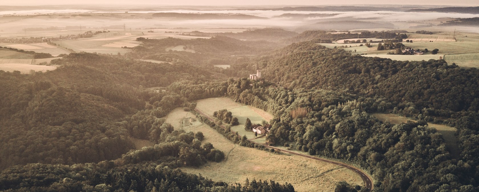 Sonnenaufgang im Elzbachtal, © Schieferland Kaisersesch, Marco Rothbrust