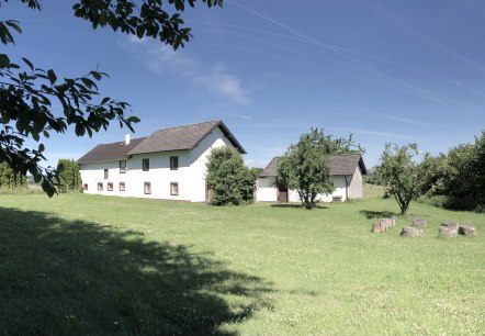 Rückansicht des Hauses mit großer Wiese