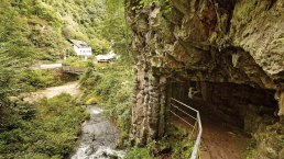 Elfengrotte/Käsegrotte Blick von oben, © GesundLand Vulkaneifel/M. Rothbrust