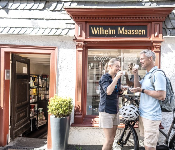 Genuss auf der Radtour: Kaffee aus der Rösterei in Monschau, © Eifel Tourismus GmbH, Dennis Stratmann