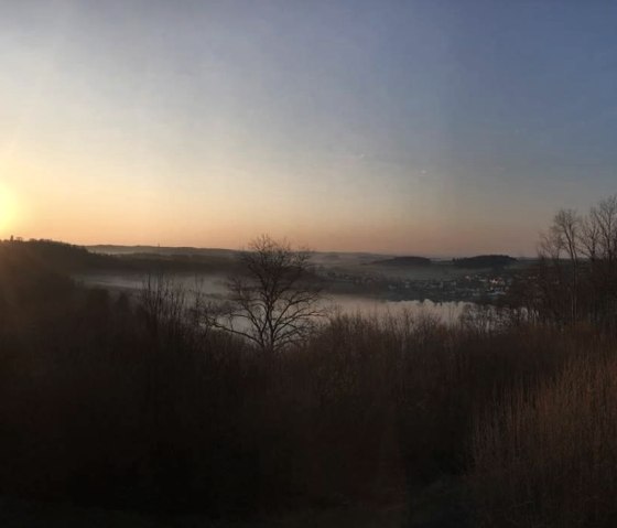 Sonnenaufgang Schalkenmehrener Maar im Frühnebel, © Martina Schenk