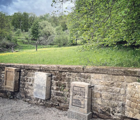 Wand mit jüdischen Grabsteinfragmenten, © Felsenland Südeifel Tourismus GmbH, A. C. Krebs