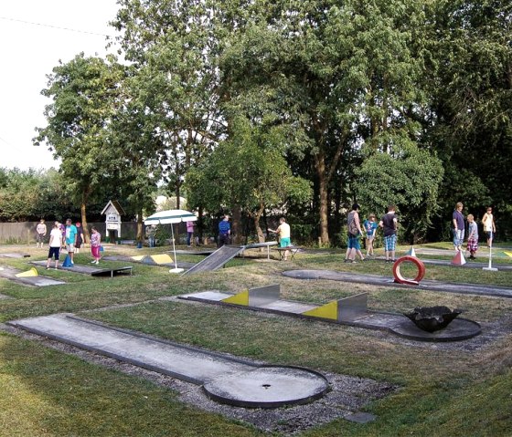 Belebter Minigolfplatz im Sommer - Hotel HANSA, © Rüber