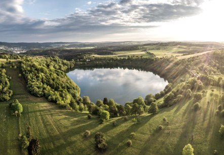 Weinfelder Maar mit Morgensonne, © Eifel Tourismus GmbH, D. Ketz