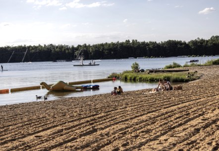 Dürener Seenrunde, unterwegs lockt die Pause am Badesee Gürzenich, © Eifel Tourismus GmbH, Tobias Vollmer