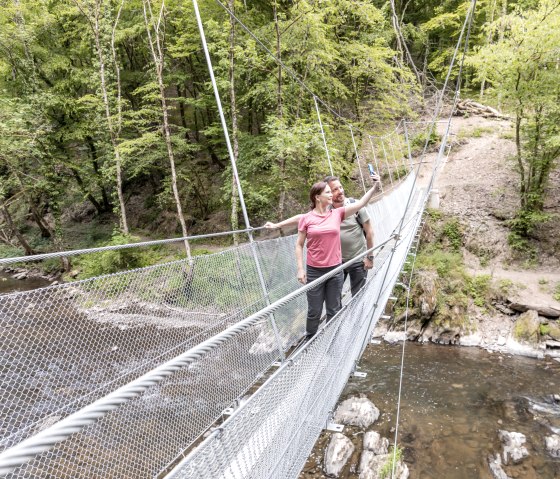 Eine Hängebrücke führt an der alten Pleiner Mühle über die Lieser, © Eifel Tourismus GmbH, AR-shapefruit AG