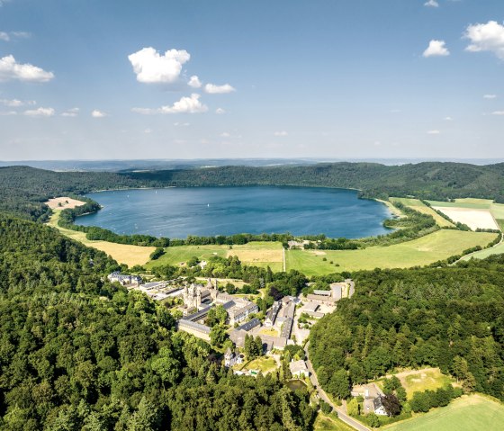 Laacher See mit Abtei Maria Laach, © Eifel Tourismus GmbH, Dominik Ketz