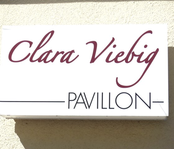 Clara-Viebig-Pavillon Schild, © GesundLand Vulkaneifel