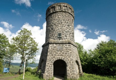 Aussichtspunkt Dronketurm in der Eifel am Weinfelder und Gemündener Maar., © Rheinland-Pfalz Tourismus GmbH/D. Ketz