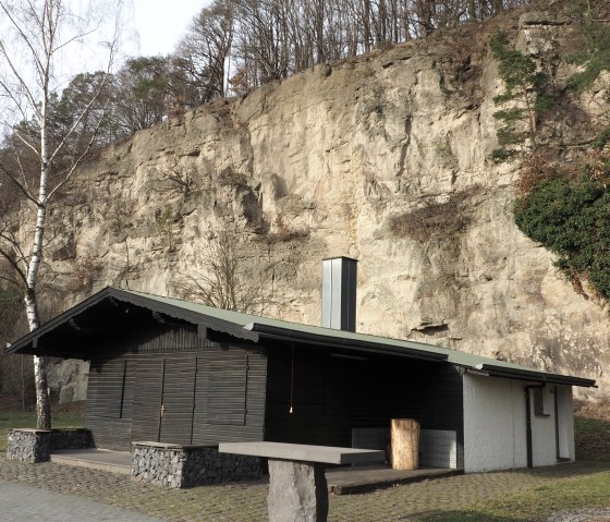 Hütte an der Tuffsteilwand, © VG Mendig/Neideck