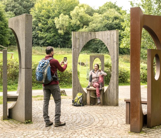 Künstlerisch gestalteter Rastplatz an der römischen Taverne Nettersheim, © Eifel Tourismus GmbH, Dominik Ketz