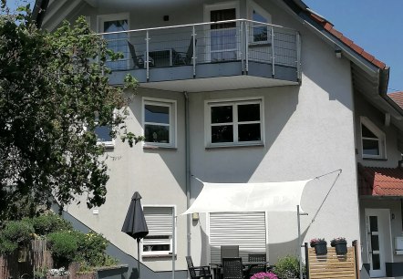 Hausansicht / Balkon / Terrasse / Parkplatz