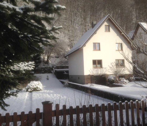 Haus mit Garten im Winter__, © kph &  Nordeifel Tourismus GmbH