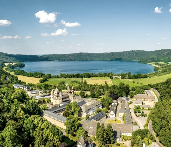 Vue aérienne du lac de Laach, © Eifel Tourismus GmbH, Dominik Ketz