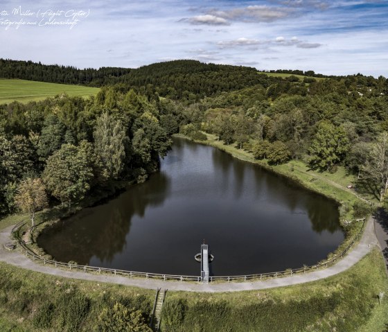 Stausee, © Nutzungsrecht: Leistung für Foto/Video Aufnahmen
Hiermit räumen wir ein einfaches Nutzungsrecht zur Veröffentlichung in allen Medien, für die erworbenen Bilder ein.
Nutzungsrechte laut § 31 Abs. 2 UrhG einfache Nutzungsrechte: Das einfache Nutzungsrecht berechtigt den Inhaber, das Werk auf die erlaubte Art zu nutzen, ohne dass eine Nutzung durch andere ausgeschlossen ist. Eine Nennung des Fotografen: Martin Müller, ist zwingend erforderlich.