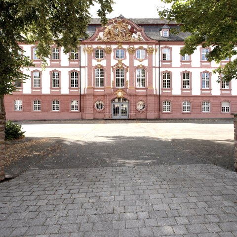 Ehemaliges Abteigebäude Portal, © Tourist-Information Prümer Land/PM Studio