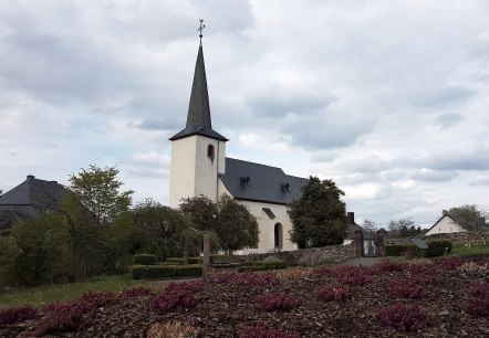 Blick auf die Kirche aus dem Pfarrgarten, © Tourist Information Wittlich Stadt & Land