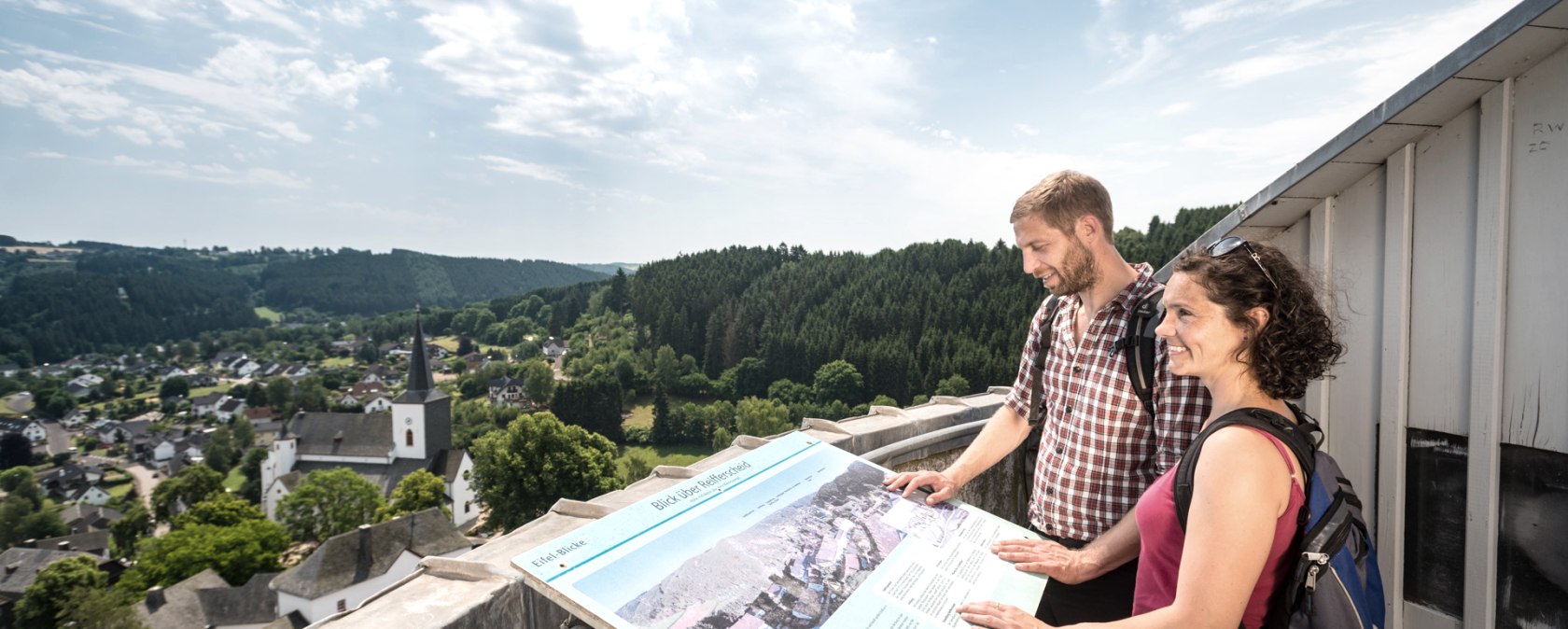 Eifel-Blick an der Burg Reifferscheid, © Eifel Tourismus GmbH, Dominik Ketz