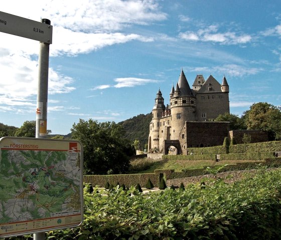 Castle Buerresheim on the hiking trail "Foerstersteig" - in 11 km distance, © A. Rüber