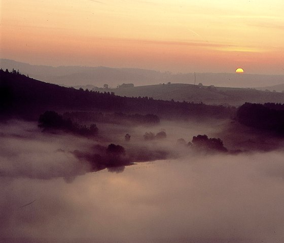 Schalkenmehrener Maar im Sonnenuntergang, © GesundLand Vulkaneifel