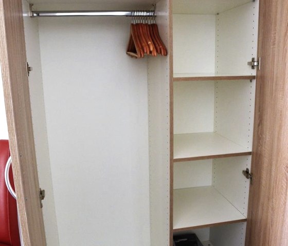 Kleiderschrank mit Fön