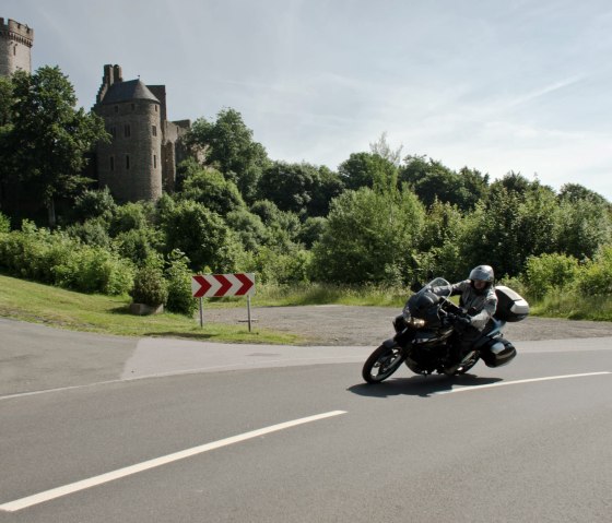 Motorradtouren Eifel: An der Kasselburg bei Pelm unterwegs., © RoadConcept