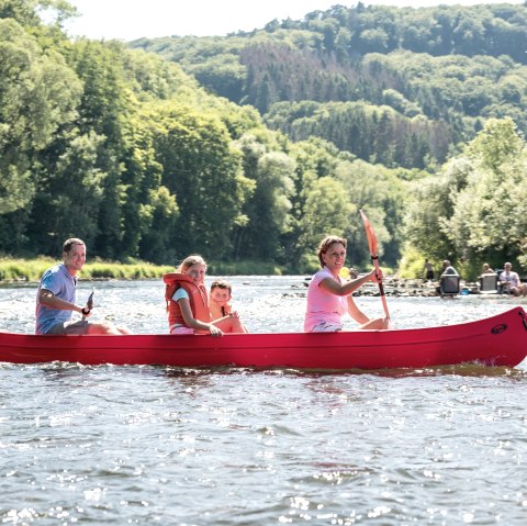 Kanufahrt in der Eifel, Familie auf der Sauer, © Felsenland Südeifel, Dominik Ketz