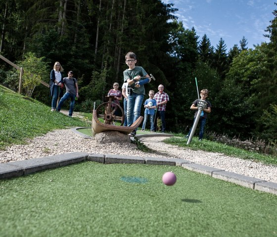 Eifel Adventures Minigolf mit Gästen, © EifelAdventures, Elmar Saxler