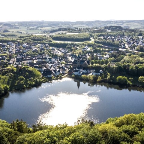 Blick von oben auf das Ulmener Maar, © GesundLand Vulkaneifel GmbH, D. Ketz