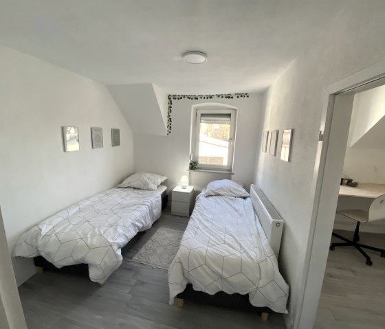 Schlafzimmer mit zwei Einzelbetten, © Ferienhaus Eifelzeit, Anita Heege