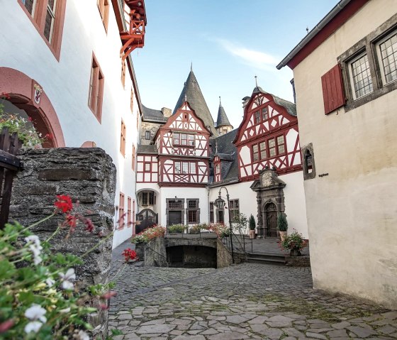 in den märchenhaften Innenhof..., © Foto: Laura Rinneburger, Quelle: Touristik-Büro Vordereifel