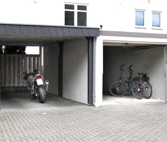 Carport und Garage