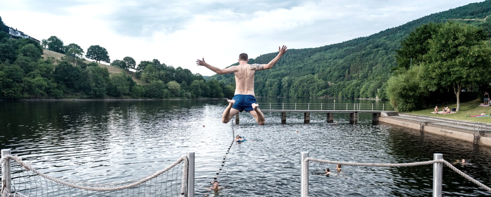 Schwimmen und Baden in der Eifel - Sprung in Naturbad, © Eifel Tourismus GmbH / D. Ketz