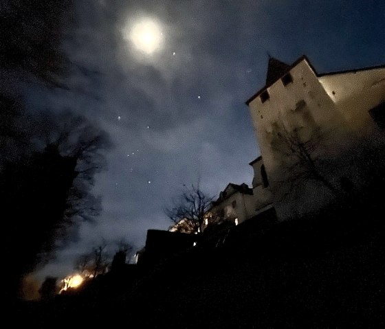 Nacht, © Nordeifel Tourismus GmbH & Burghaus und Villa Kronenburg