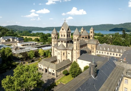 Klostergelände mit Laacher See im Hintergrund