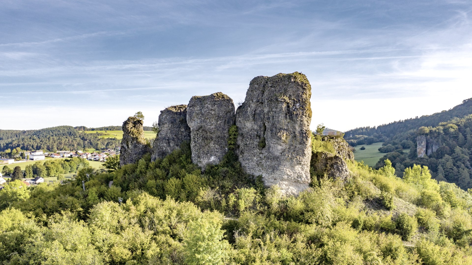 Die Gerolsteiner Dolomiten ragen über 100 Meter über das Kylltal hinaus., © Mahlow Media