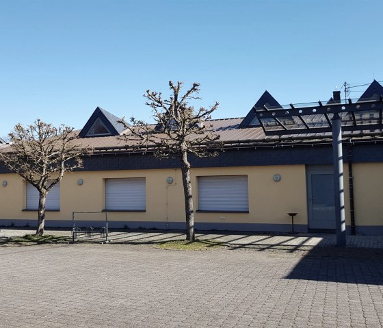 Gemeindehalle und Bürgerbüro in Langenfeld, © Foto: Svenja Schulze-Entrup, Quelle: Touristik-Büro Vordereifel