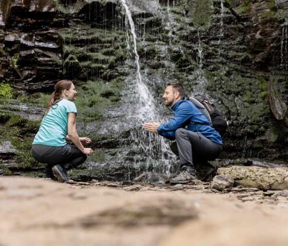 Am Wasserfall - Heimatspur Wasserfall-Erlebnisroute, © Eifel Tourismus GmbH, AR-shapefruit AG