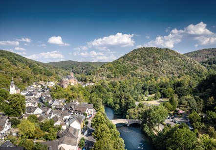 Heimbach in der Eifel mit dem Meuchelberg und Burg Hengebach, © Dennis Stratmann | Grünmetropole e.V.