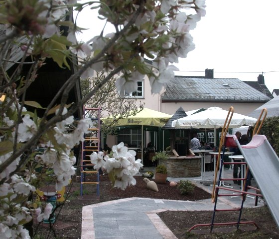 Altes Backhaus Rückansicht mit Biergarten, © Fotograf Robert Saxler