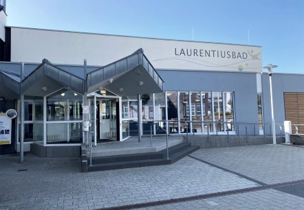 Laurentiusplatz vor dem Hallenbad, © GesundLand Vulkaneifel