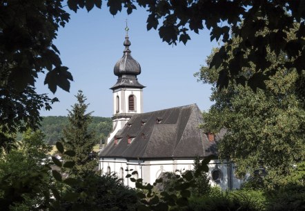 Barockkirche Saffig Außenansicht vom Park, © Kappest/Vulkanregion Laacher See