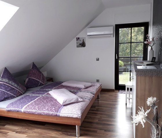 Schlafzimmer m. Klimagerät, © Nordeifel Tourismus GmbH & Ferienwohnung Orchidee