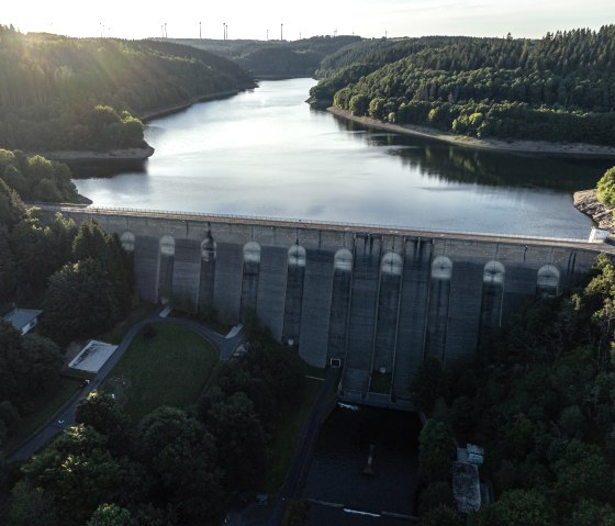 Die Oleftalsperre ist eingebettet in grüne Eifellandschaft, © Eifel Tourismus GmbH, Dennis Stratmann