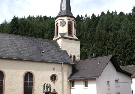 Kirche in Eisenschmitt mit Brunnen, © GesundLand Vulkaneifel GmbH